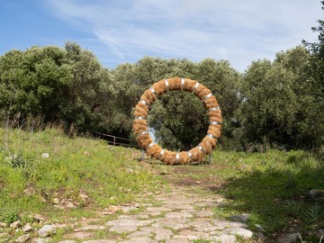 Maria Loboda, "To separate the sacred from the profane", 2016. Steel, wood, polystyrene, marsh grass, variable dimensions. Installation view at HYPERMAREMMA, Archaeological Park of the Ancient City of Cosa, Ansedonia, 2025. Photo Daniele Molajoli - © Courtesy of Hypermaremma and the artist. Ph Daniele Molajoli, Paris Internationale