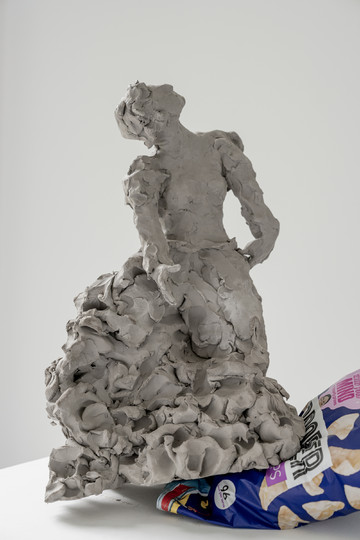 Nicole Wermers, Fainter on posh crisps (Sea Salt, Lentil) (detail), 2025, Reinforced airdry clay, crisp bags, cotton wool, 42,5 x 46 x 41 cm - © Paris Internationale