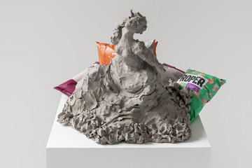 Nicole Wermers, Fainter on posh crisps (Wasabi, Black Garlic & Sour Cream, Salt & Vinegar), 2025 Reinforced airdry clay, crisp bags, cotton wool, 35 × 45 × 68 cm - © Paris Internationale