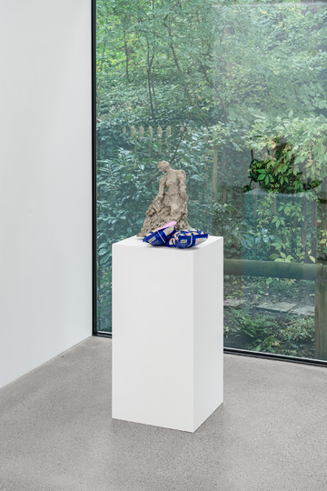 Installation view, Nicole Wermers, Italics, Deborah Schamoni, 2025 - © Courtesy the artist and Deborah Schamoni. Photo: Dirk Tacke., Paris Internationale