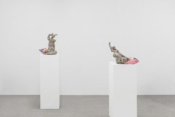 Installation view, Nicole Wermers, Italics, Deborah Schamoni, 2025 - © Courtesy the artist and Deborah Schamoni. Photo: Dirk Tacke., Paris Internationale