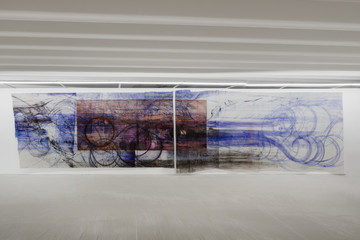 Maria VMier, Conditions and Variables Tisch Tisch Bedingungen des Arbeitens Im Gehen [cut], 2024-26, Ink, pigment, acrylic, micaceous iron oxide, and vinyl on paper, 230 × 925 cm - © Paris Internationale
