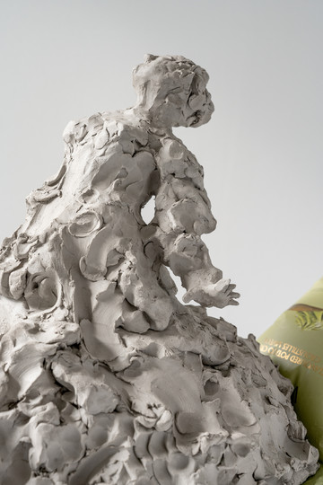 Nicole Wermers, Fainter on posh crisps (Wasabi, Black Garlic & Sour Cream, Salt & Vinegar) (detail), 2025, Reinforced airdry clay, crisp bags, cotton wool, 35 × 45 × 68 cm - © Courtesy the artist and Deborah Schamoni. Photo: Dirk Tacke., Paris Internationale