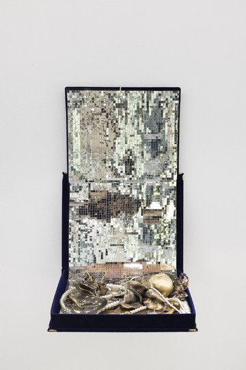 Benni Bosetto
Numero 5, 2026
Mixed media
25 x 30 x 5 cm / 9.43 x 11.81 x 1.96 inches - © Paris Internationale