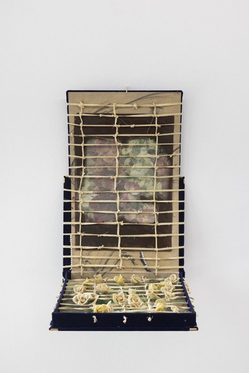 Benni Bosetto
Non è poi cosi la fine del mondo, 2026
Mixed media
25 x 30 x 5 cm / 9.43 x 11.81 x 1.96 inches - © Paris Internationale