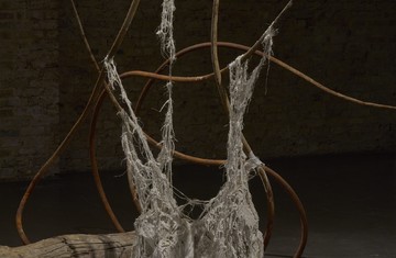 Dominique White The Swelling Enemy, 2024 Driftwood, forged iron, sisal, raffia, kaolin clay, destroyed sails - © Paris Internationale