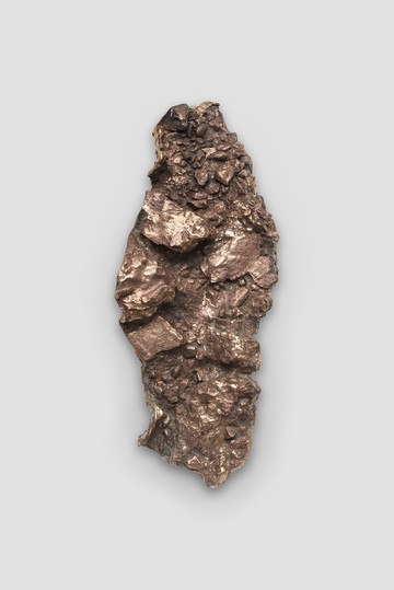 Vasilis Papageorgiou, Scarp IV, 2026, Cast bronze, 85 × 35 × 12 cm, Courtesy the artist and Callirrhoë, Athens, image ©️ Stathis Mamalakis - © Courtesy the artist and Callirrho&euml;, Athens, Paris Internationale