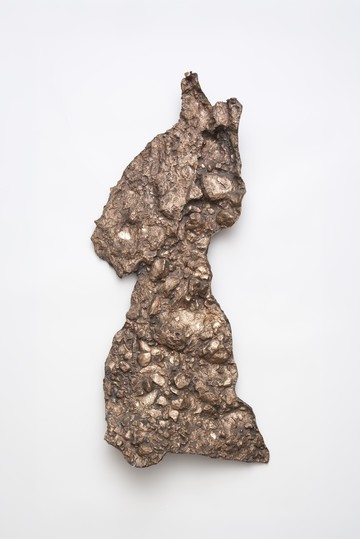Vasilis Papageorgiou, Scarp VIII, 2026, Cast bronze, 88 × 45 × 13 cm, Courtesy the artist and Callirrhoë, Athens, image ©️ Stathis Mamalakis - © Courtesy the artist and Callirrho&euml;, Athens, Paris Internationale