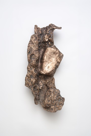Vasilis Papageorgiou, Scarp VII, 2026, Cast bronze, 77 × 35 × 18 cm, Courtesy the artist and Callirrhoë, Athens, image ©️ Stathis Mamalakis - © Courtesy the artist and Callirrho&euml;, Athens, Paris Internationale