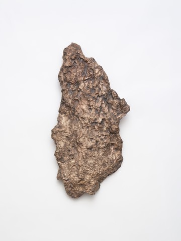 Vasilis Papageorgiou, Scarp XI, 2026, Cast bronze, 62 × 32 × 7 cm, Courtesy the artist and Callirrhoë, Athens, image ©️ Stathis Mamalakis - © Courtesy the artist and Callirrho&euml;, Athens, Paris Internationale