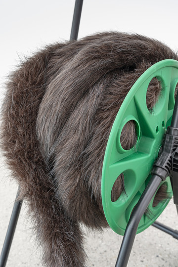Nicole Wermers, Domestic Tail (black brown, white tip, 11m) (detail), 2025
Handsewn faux fur tail, polystyrene filling, thread, hose reel, Dimensions variable (86.5 x 47 x 40 cm) - © Paris Internationale