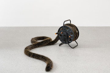 Nicole Wermers, Domestic Tail (black with ginger tips, 9.5m), 2025
Handsewn faux fur tail, polystyrene filling, thread, hose reel, Dimensions variable (55 x 53 x 41 cm) - © Paris Internationale