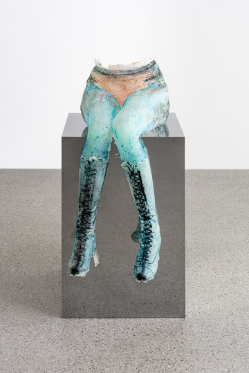 Rebecca Ackroyd, I was born in your body., 2026
Epoxy resin and steel, 100 x 48 x 75 cm / 39 ¼ x 19 x 29 ½ in - © Paris Internationale