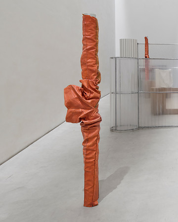 Christiane Blattmann
Pants Model for Pillar, 2025
Cotton, resin, oil paint, zinc, 212 x 45 x 40 cm - © Paris Internationale