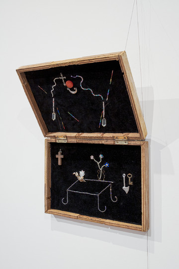 , beads, miscellaneous objects, velvet, wooden box, 50 × 25 cm - © Photo: Bruno Silva
Courtesy of the artist and Pony, Montreuil, Paris Internationale