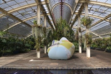 Juni Aranda, Inflable viejo, 2026, recovered fabric inflatable sculpture with fan, presented by Proyectos Multipropósito at Paris Internationale 2026. - © Courtesy of Proyectos Multiprop&oacute;sito, Paris Internationale