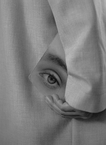 Radio Athènes presents three silver gelatin prints by Kazuna Taguchi, from her ongoing series The Eyes of Eurydice, her most extensive work cycle to date in which she alludes to the mythological figure of Eurydice, and Orpheus' forbidden look at her on their way back from the underworld—though here, the gaze is reversed. Drawing from several sources, including her own oil paintings and sculptural fragments, private photographs, historical works, and anonymous images, the artist creates layered and spectral images. - © Kazuna Taguchi / Gelatin silver print
16.6 x 12.1 cm
ed. 2/3
Courtesy of the artist and Radio Ath&egrave;nes, Paris Internationale