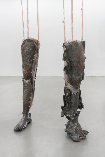 Caroline Ricca Lee, Narcissus, hand-painted ceramics, garments, textiles, 100 x 20 x 30 cm - © Paris Internationale