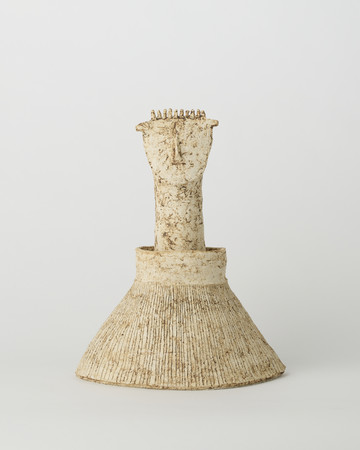 伊藤慶二 　Keiji Ito
土の人 Earthen Figure
2025
陶
h.33.1 x w.25.1 x d.15.9 cm - © &copy;Keiji Ito, Courtesy of Tomio Koyama Gallery, Paris Internationale