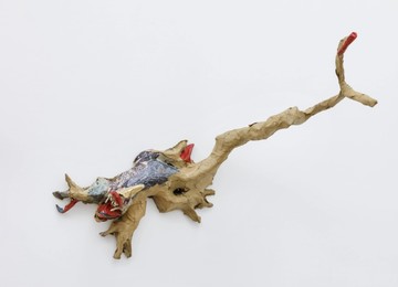 Papier-mâché sculpture, 188 × 37 × 39 cm - © Paris Internationale