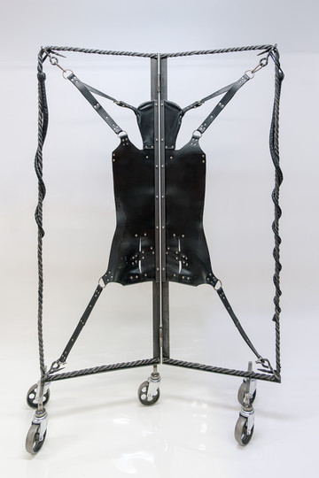Erik Tlaseca, Meth Vampire (Eclipse), 2025 Hand twisted construction wire, metal hooks and wheels, vintage leather sling. - © Courtesy of the artist and Llano, Mexico City., Paris Internationale