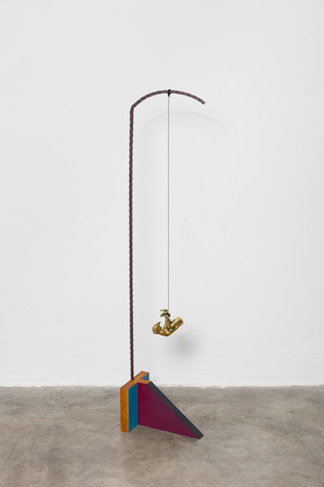 Ana Mazzei
Suspiro, 2025
Garapeira wood, wrought iron, polished bronze, acrylic paint and impregnating varnish
165 x 23 x 40 cm - © Courtesy of the artist and Martins&amp;Montero, S&atilde;o Paulo/Brussels. &copy; Ana Pigosso, Paris Internationale