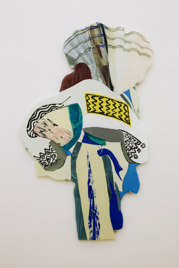 Ana Navas, Skirt Headed, 2023, fused glass, 156 x 95 x 2 cm. - © Courtesy of the Artist and Sperling, Munich., Paris Internationale
